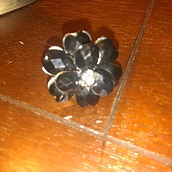 Pretty Black Floral Ring - Picture 2 of 4